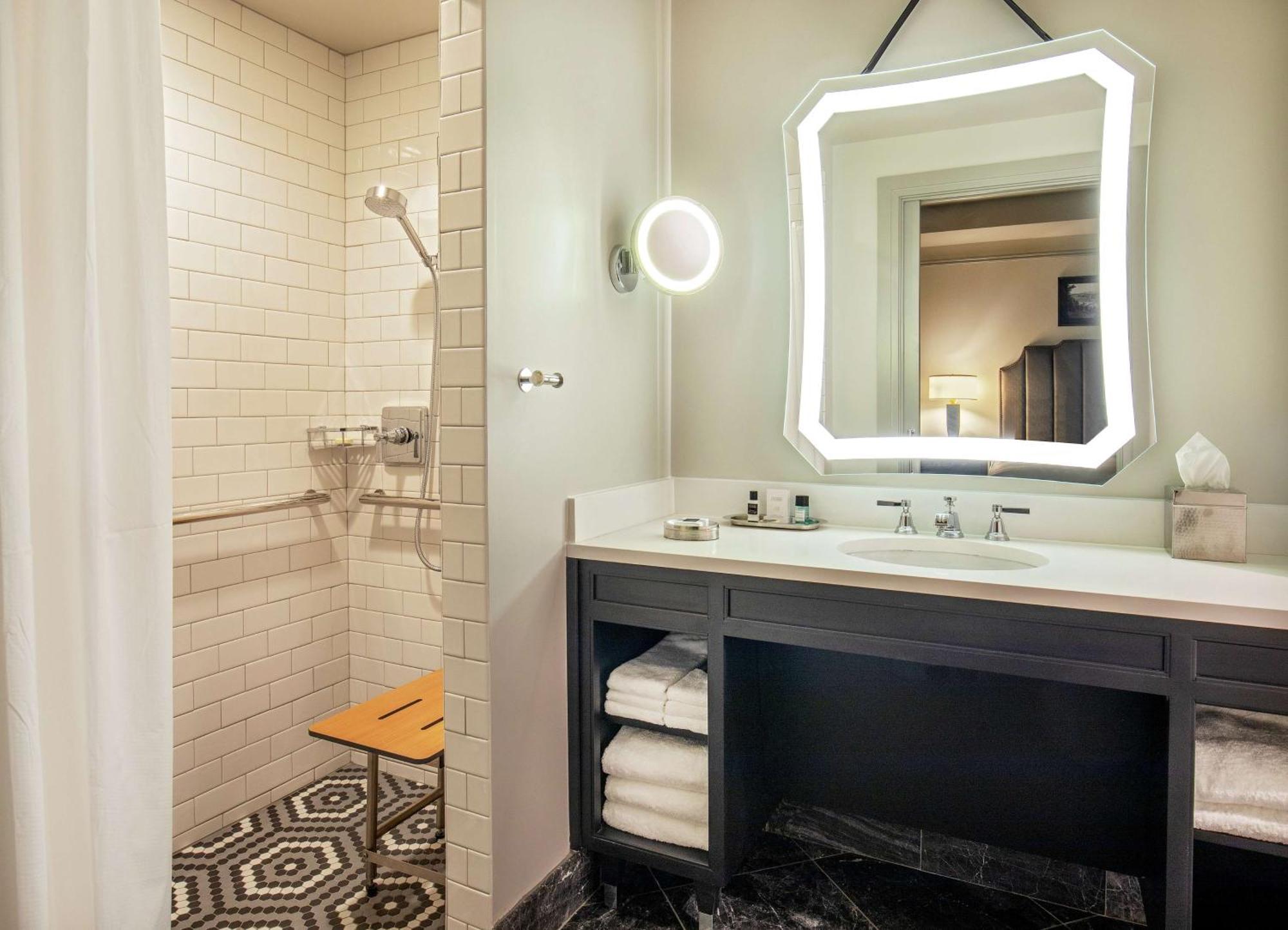 The Virginian Lynchburg, Curio Collection By Hilton Hotell Exteriör bild