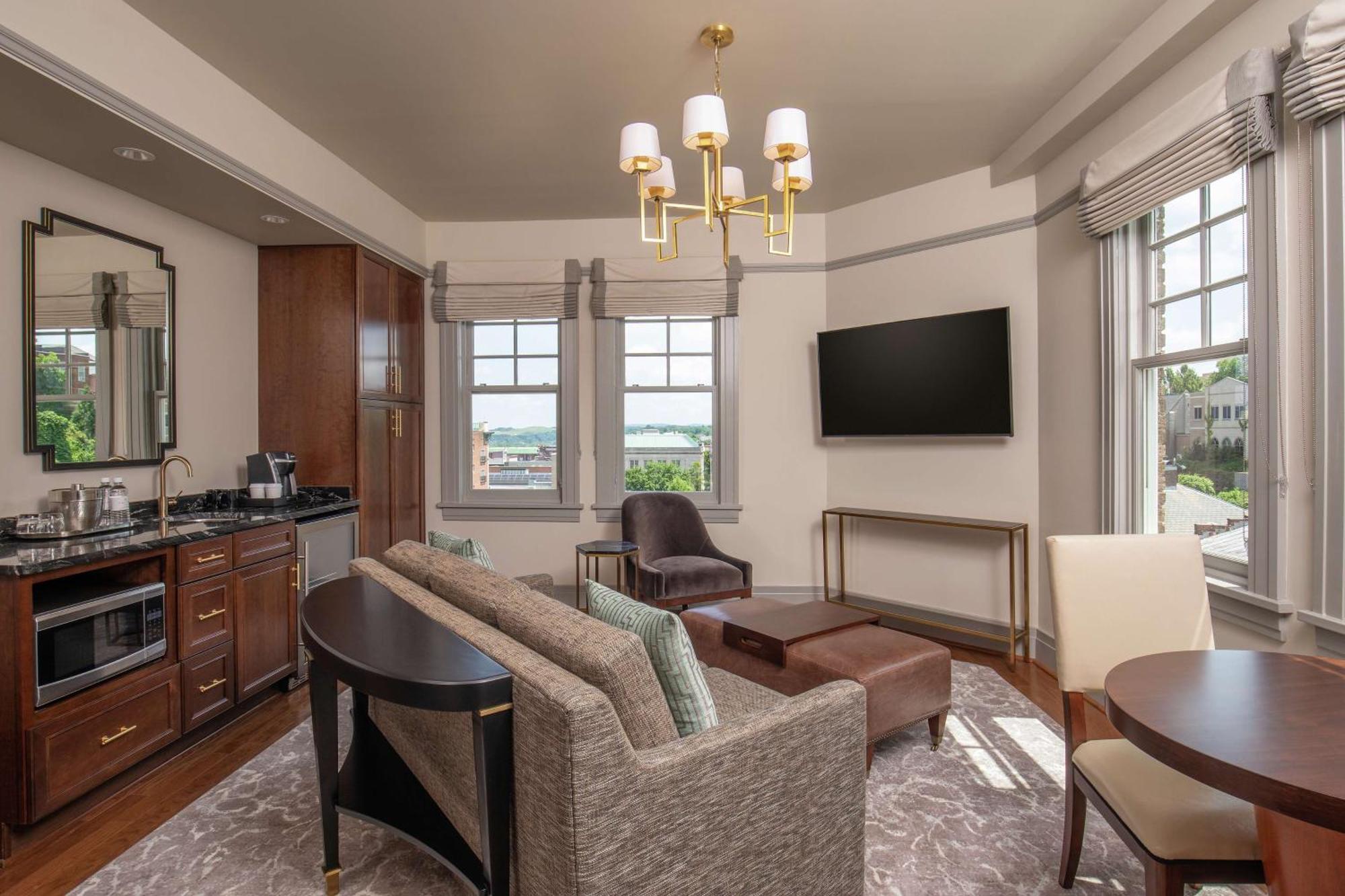 The Virginian Lynchburg, Curio Collection By Hilton Hotell Exteriör bild